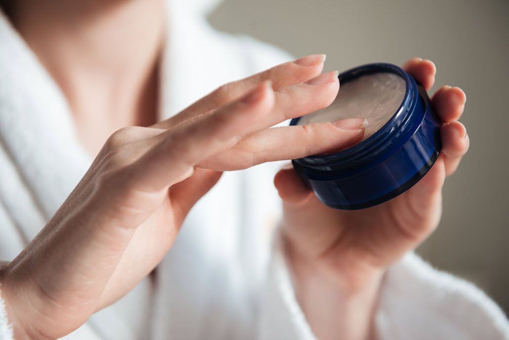 NikkiKellyReal's tweet photo. Looking for ways to maximize the impact of your moisturizer? Some dermatologists recommend applying it to damp skin, as that can help lock in moisture. https://t.co/1vs4VJ9Vgw