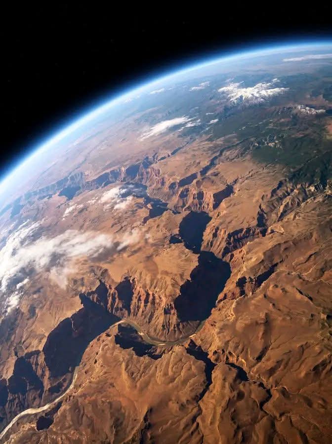 amazing_physics's tweet image. NASA just shared an absolutely insane view of the Grand Canyon — captured from space 🤯🌍
From orbit, the canyon cuts across the Earth like a massive scar, stretching endlessly through the rugged desert. Its sheer scale is almost impossible to grasp — 277 miles long, up to 18