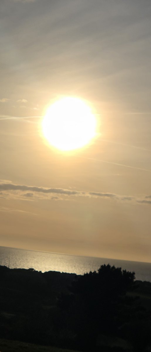 Michaelwar5056's tweet image. Now thats a Bude sunset .you have to love Cornwall.
Can anyone pay me to live here.
#Cornwall 
#sunset 
#bitcoin