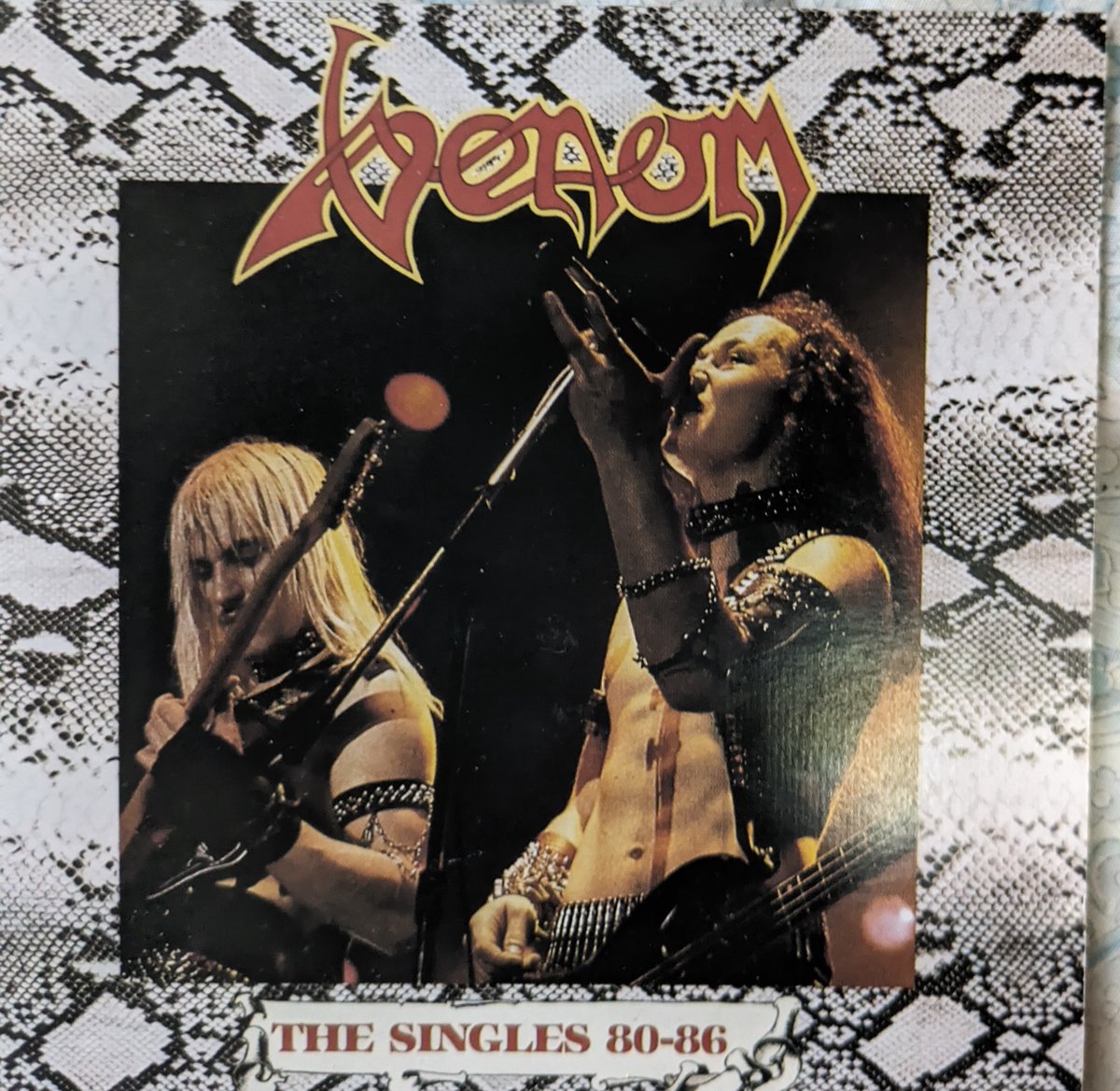 imamuraa2c's tweet image. 元祖ブラックメタルのVENOMが「THE SINGLES 80ー86」というタイトルが個人的には意外過ぎて、思わず買ってしまった。でも良かった。「SINGLES」のタイトルはウソじゃなかった。ブラックメタルの入り口には入りやすい1枚な気がス。＃VENOM ＃SOULFLY ＃SLAYER ＃FRICTION ＃SEPLUTRA ＃MOTORHEAD