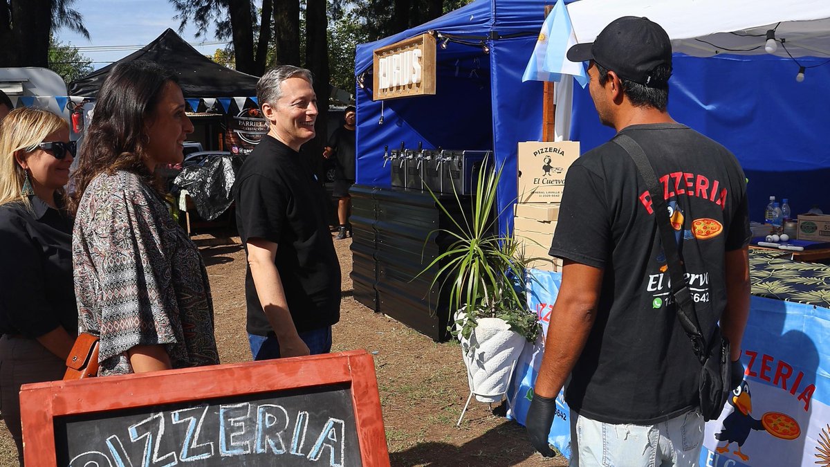 fernandogray's tweet photo. Al mediodía, recorrí los puestos de la Expo Esteban Echeverría en Campo Amat, un espacio clave que impulsamos desde el @Municipioee para que 360 emprendimientos locales puedan difundir su producción y crecer. Como cada año, reafirmamos nuestro compromiso con la economía social, brindando herramientas y espacios gratuitos donde emprendedoras y emprendedores puedan mostrar su trabajo y potenciar sus ventas.