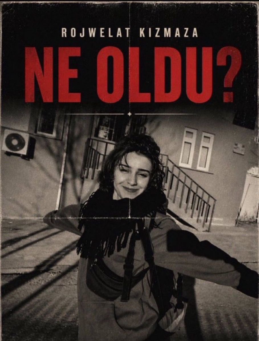 Yldrmbrcn_'s tweet photo. Lütfen bu ailenin sesini duyurun‼️

Batman’ın Petrol Mahallesi’ndeki evinden 9 Şubat 2024’te ayrılan 26 yaşındaki Rojwelat Kızmaz’ın cansız bedeni, kayboluşunun dördüncü gününde Hasankeyf Baraj Gölü’nde bulundu. 

Ailesinin, kayıp ihbarını ilk saatlerde yapmasına rağmen etkin arama çalışmalarının ancak üç gün sonra başlatılması, sürecin en büyük ihmal halkası olarak görülüyor. 

Adli tıp görüşmelerine göre boğulma olayının kaybolduktan iki gün sonra gerçekleşmiş olma ihtimali, ilk günlerde yapılacak bir müdahalenin Rojwelat’ı hayatta tutabileceği şüphesini güçlendiriyor.
Rojwelat’ın, 2020 yılından bu yana kendisinden haber alınamayan Gülistan Doku’nun üniversiteden en yakın arkadaşı olması, olayı sıradan bir şüpheli ölümün ötesine taşıyor. 

Munzur Üniversitesi’nde başlayan bu dostluk, iki genç kadının benzer ve karanlık akıbetlerde buluşmasıyla kamuoyunda derin bir kuşku yaratıyor. Ailesi ve ağabeyi gazeteci Mehmet Kızmaz, Rojwelat’ın ölümünün intihar olarak nitelendirilmesini reddederek, dosyanın Gülistan Doku davasıyla olan olası bağlarının ve arama sürecindeki yetkililerin ihmallerinin titizlikle soruşturulmasını talep ediyor. Savcılığın "şüpheli ölüm" olarak açtığı soruşturmada sorumluların hâlâ ortaya çıkarılmaması ve dosyanın kapatılma ihtimali, adalet arayışını Batman Adliyesi önüne taşıyor. 

Bir annenin daha feryadı yükselirken, Gülistan’dan Rojwelat’a uzanan bu sessizlik zincirinin kırılması ve gerçeklerin açığa çıkması isteniyor.

#RojwelatKızmaz #GülistanDoku #RojwelatİçinAdalet #ŞüpheliÖlümDeğilCinayet #Hasankeyf #AdaletBekliyoruz