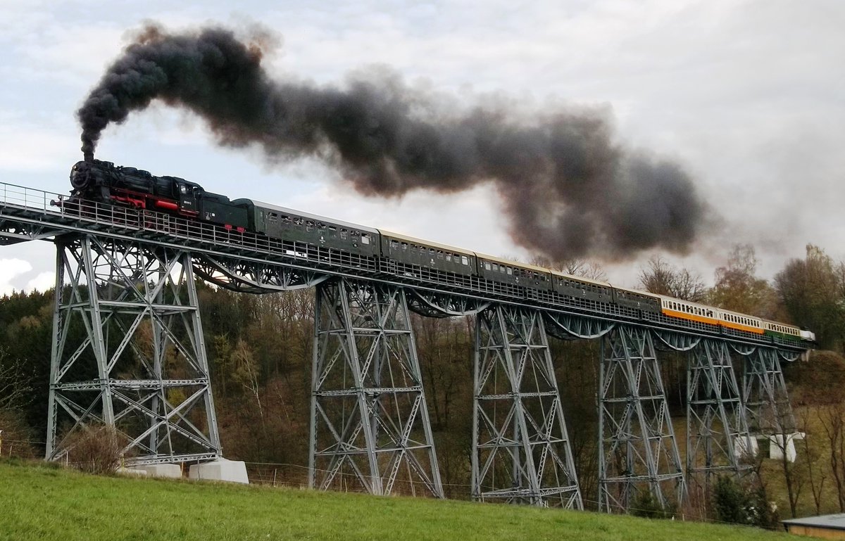 Am 18. April 2026 war die 1921 gebaute 58 1111-2 mit 2 Sonderzügen im Erzgebirge unterwegs 🚂 Dabei wurde auch der berühmte Markersbacher Viadukt mit Volldampf überquert 😊🌉🚂💨💨📸🎬➡️ youtube.com/watch?v=Wj96p7…

#Sonderzug #Dampflok #Markersbach #Viadukt #April2026 #ThomasBartels