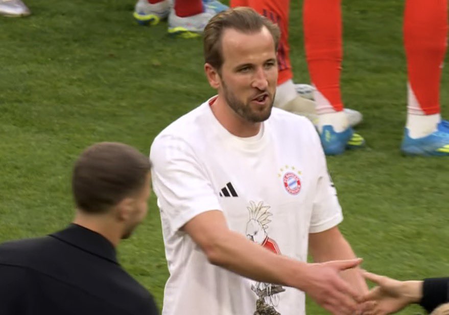 Como eu vou contar futuramente aos meus filhos que esse cara era zoado por não ter título?

Duas Bundesligas, uma Supercopa da Alemanha e contando. Kane vai se aposentar com uns 15 títulos.🥇