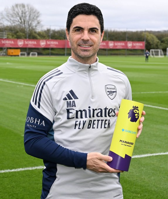 footballpunditX's tweet image. Mikel Arteta has won 𝗭𝗘𝗥𝗢 Premier League matches since receiving this award. 🤯
The Cur$e is real it seems !!!

#ArsenalFC #EPL