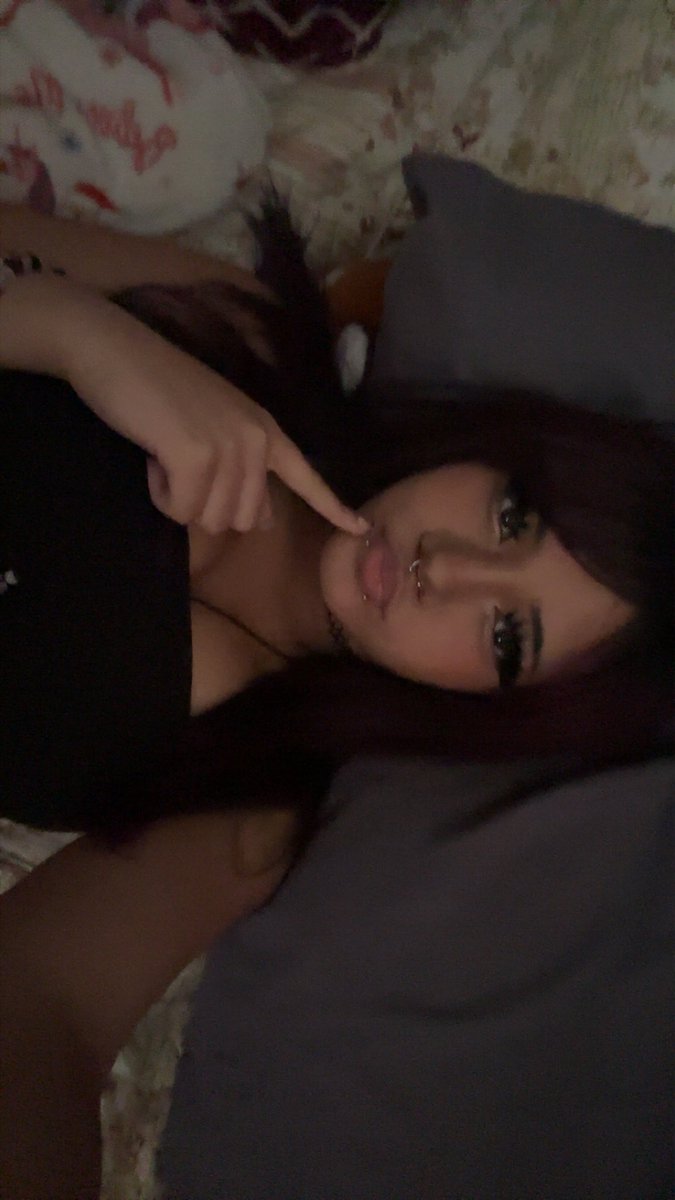 janiewanie tweet media