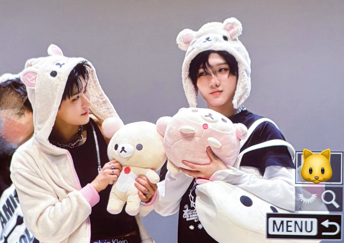 hongji_21's tweet photo. YICHEN AND SUREN OMG WHY ARE THEY SO CUTE!!!! https://t.co/JXH6JGY0Ho