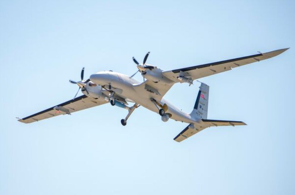 Drone_Wars_'s tweet image. Türkiye has reportedly adopted the Bayraktar Akinci UAV into its Army, expanding deployment of the heavy twin-engine strike drone across multiple branches as part of broader modernization efforts using domestically produced unmanned systems. #Türkiye #UAV #Akinci #Baykar #Drones