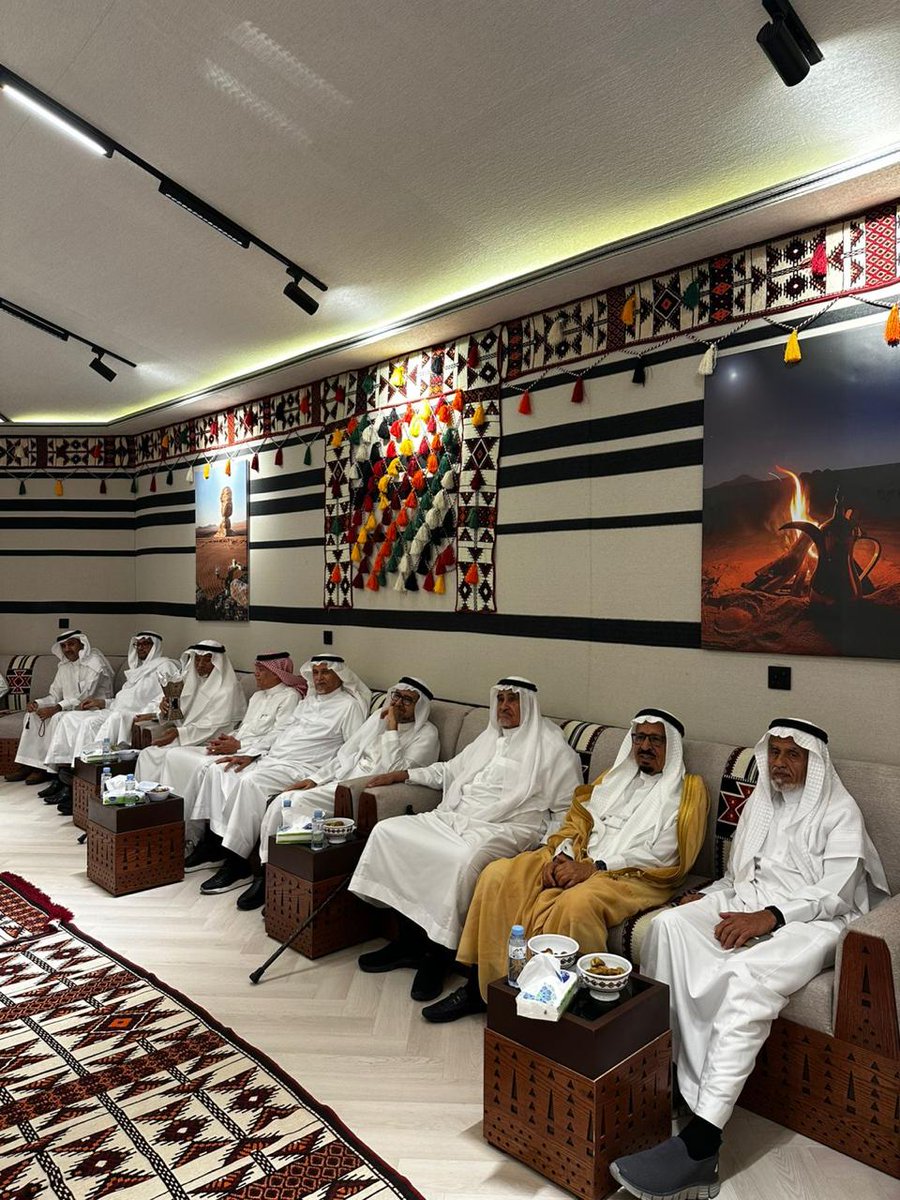 alkharboush1075's tweet photo. استضاف الشيخ: أحمد بن عبدالرحمن #الخربوش ( وكيل إمارة الباحة سابقاً ) في استراحته بالرياض جمعاً من أعيان وأهالي #الرس ، لقاء ودي ممي�� ناقش محاور تنموية للمحافظة ، في أجواء تعكس كرم الضيافة وروح الألفة . https://t.co/GTffIxiopN