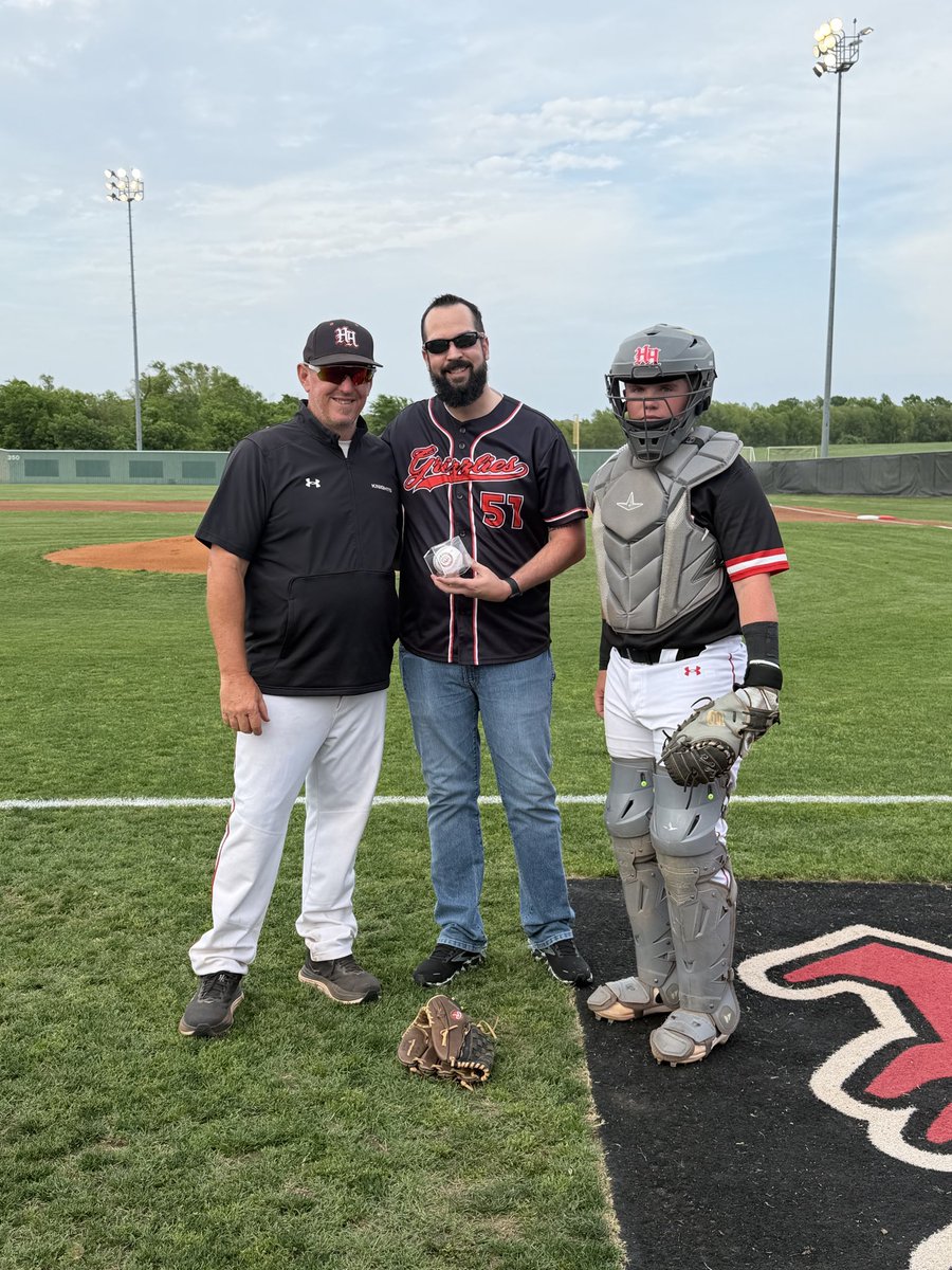 HHKnights_BSBL's tweet photo. 1st Pitch Knights Baseball!!!
Thanks to Ben Hess, New Principal of Union Grove MS for throwing out the 1st Pitch on Friday!!!
Go Grizzles and Go Knights!!! https://t.co/0CbIJN6Pc5