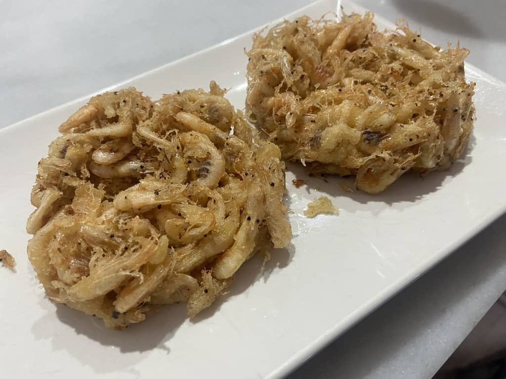 yendoporlavida's tweet photo. Degustando las mejores tortillitas de camarones de Cádiz. https://t.co/Wb9I8Ds4AQ https://t.co/fIQGww8S1R