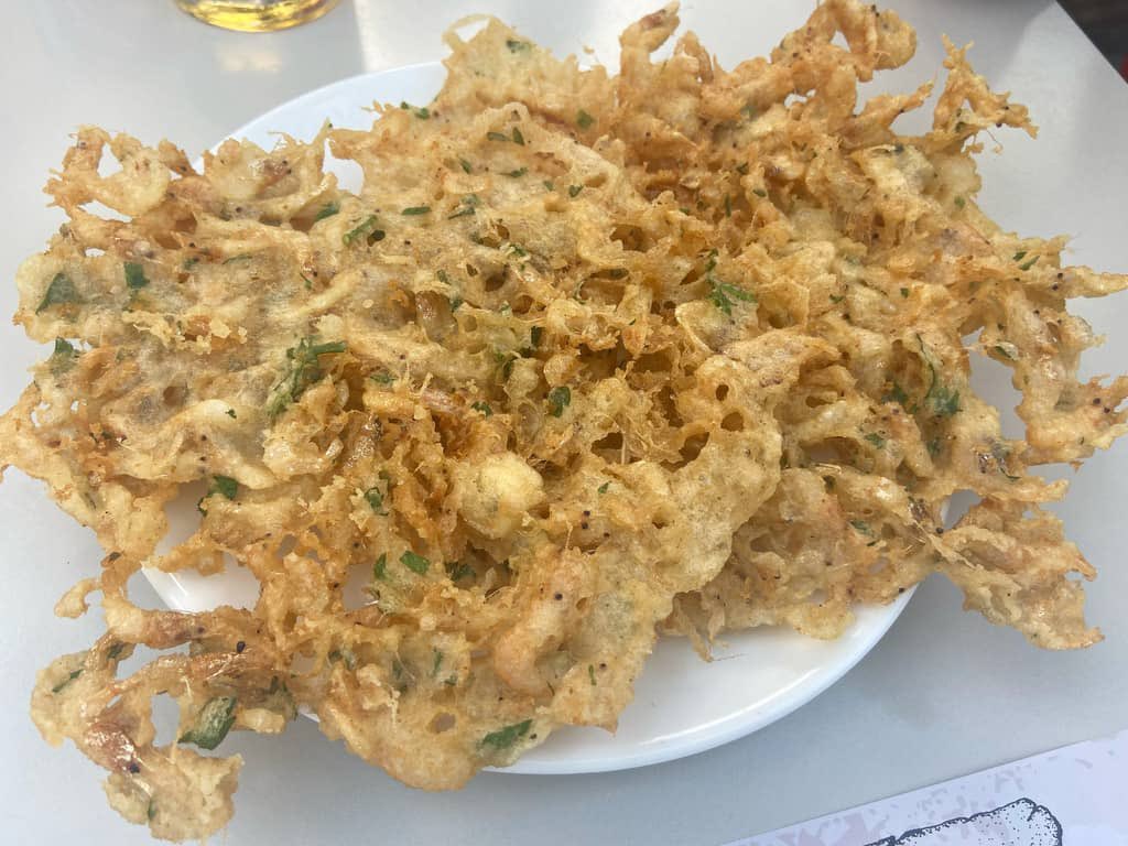 Degustando las mejores tortillitas de camarones de Cádiz. yendoporlavida.com/mejores-tortil…