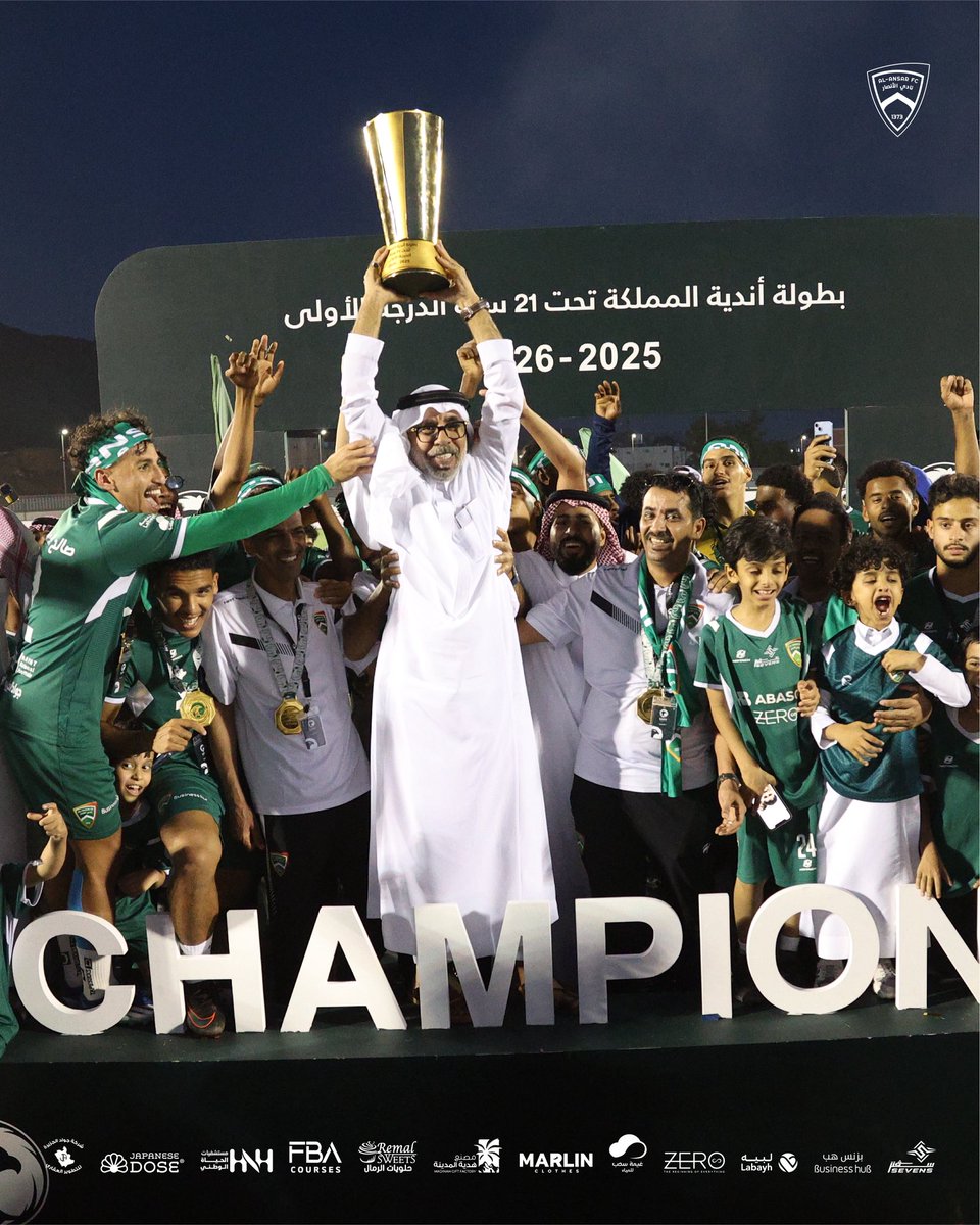 alansarksa's tweet photo. 📸| لقطات التتويج 🏆💚💚

#نادي_الأنصار https://t.co/oeB4vcxzEu