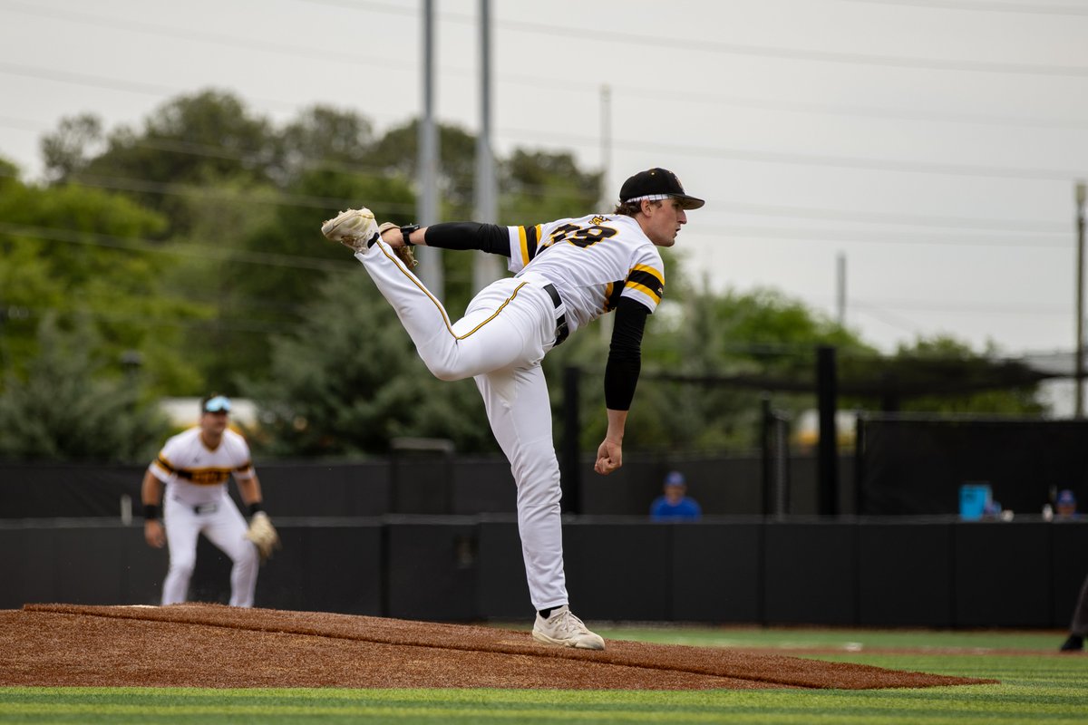 KSUOwlsBSB's tweet photo. Quality start from @HarryCainIV 

6 IP, 6 H, 3 R, 2 BB, 3 K - 92 Pitches

#BeDifferent | #HootyHoo https://t.co/JwOZpJggqZ