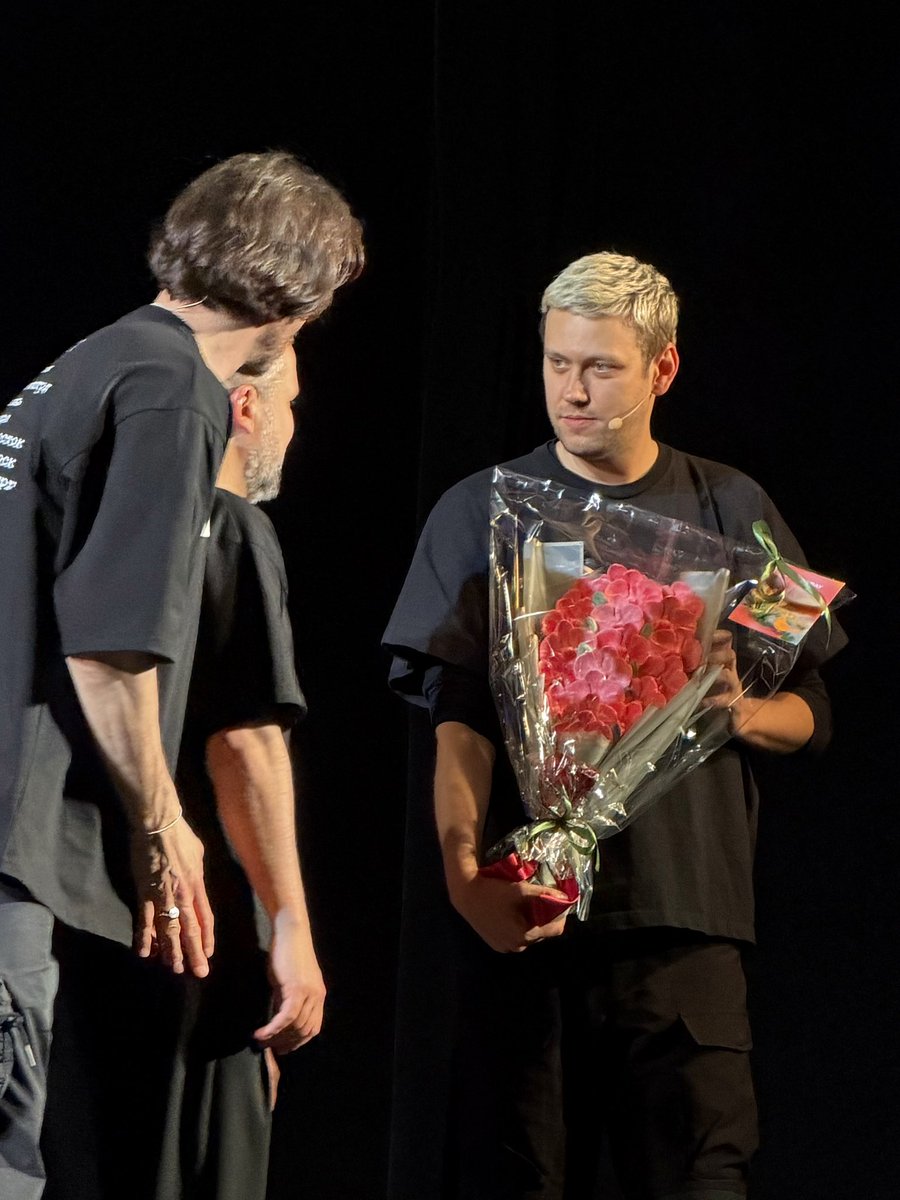 littleniallito's tweet photo. Антону подарили букет орхидей из зефира 💐
Колонка Aлиса подсказала девушке, что Антон любит орхидеи. Он узнал об этом сегодня 🤣 https://t.co/ALzWx8Xybw