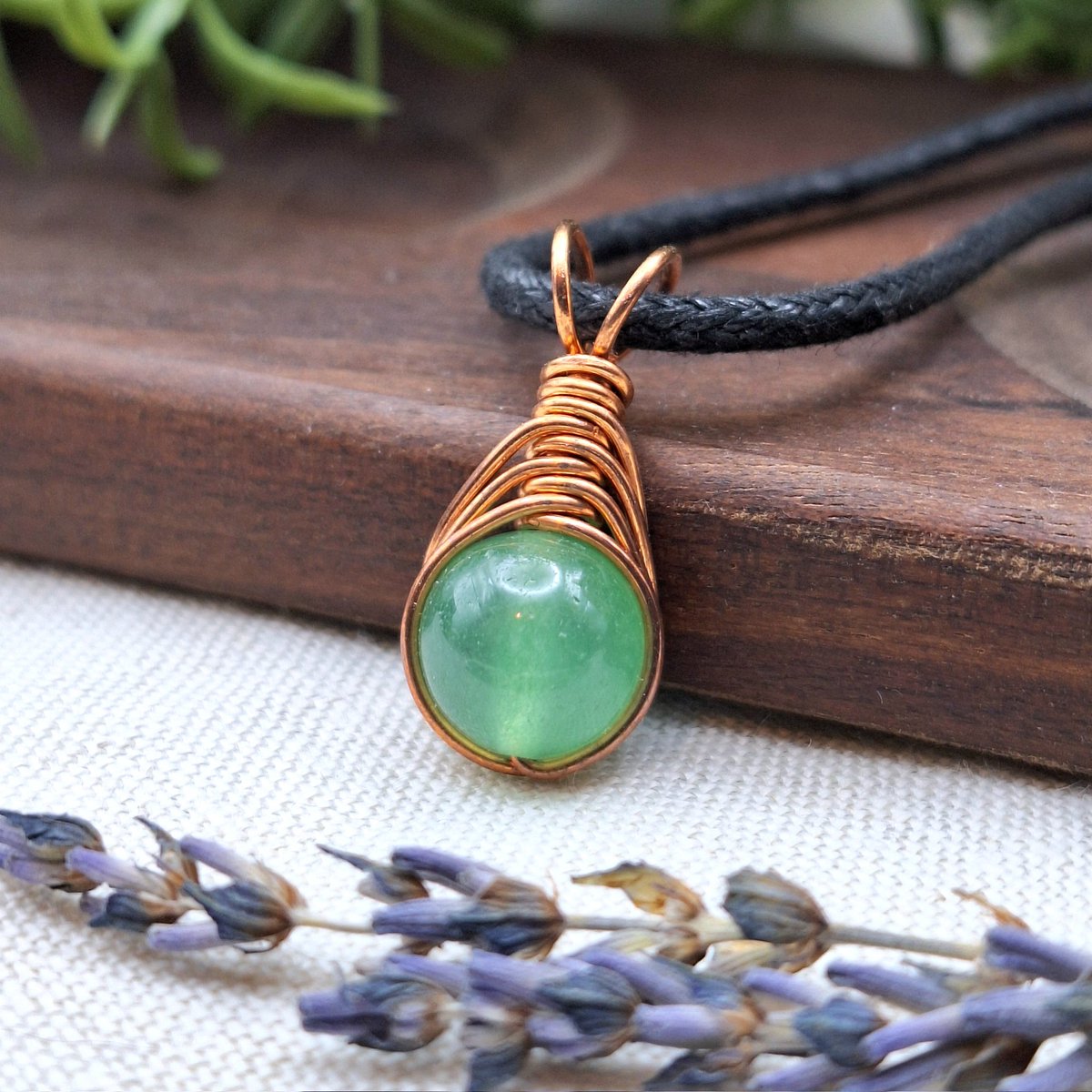 TwistedKittyArt's tweet photo. This copper wire-wrapped green agate pendant is ready to make the perfect gift for May birthdays. 
Looking for something more traditional? Emerald pieces are available too.
#wirewrap #wirewrapjewelry #pendantnecklace #copperwirejewelry #gemstonejewelry https://t.co/R51jUhk4tL