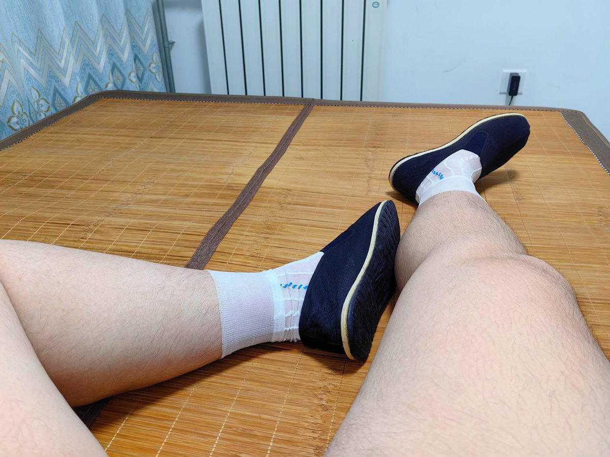 PeasantSlave's tweet photo. 粗腿，丝袜，布鞋 https://t.co/MiVL46yfPe