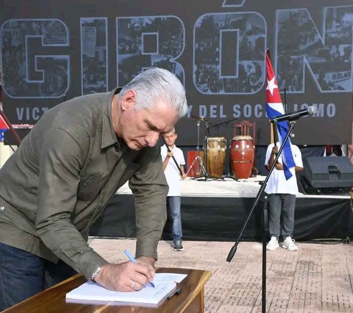 yaisell81's tweet photo. 🇨🇺Díaz-Canel convoca a "Mi firma por la Patria". Un movimiento popular para respaldar la Declaración del Gobierno cubano y defender la soberanía frente bloqueo y mentiras.Las firmas se abrieron domingo en comunidades, centros laborales y escuelas.  #MiFirmaPorLaPatria #GirónEsHoy https://t.co/bmpE6E0YyY