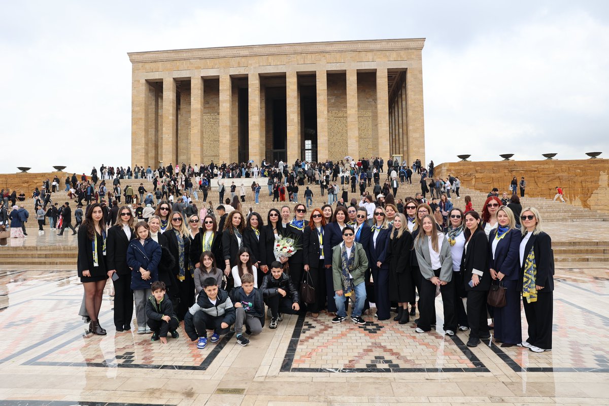 _FBKAD's tweet photo. Fenerbahçeli Kadınlar ve çocuklar olarak 23 Nisan Ulusal Egemenlik ve Çocuk Bayramı öncesinde Cumhuriyetimizin kurucusu Ulu Önder Mustafa Kemal Atatürk'ü ebedi istirahat ettiği Anıtkabir‘de ziyaret etmenin gururunu yaşadık. Ne mutlu Türküm diyene!🇹🇷 Yaşa Fenerbahçe 💛💙🙏 https://t.co/ZBlWH2DrnC