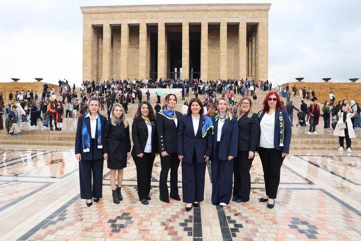 _FBKAD's tweet photo. Fenerbahçeli Kadınlar ve çocuklar olarak 23 Nisan Ulusal Egemenlik ve Çocuk Bayramı öncesinde Cumhuriyetimizin kurucusu Ulu Önder Mustafa Kemal Atatürk'ü ebedi istirahat ettiği Anıtkabir‘de ziyaret etmenin gururunu yaşadık. Ne mutlu Türküm diyene!🇹🇷 Yaşa Fenerbahçe 💛💙🙏 https://t.co/ZBlWH2DrnC