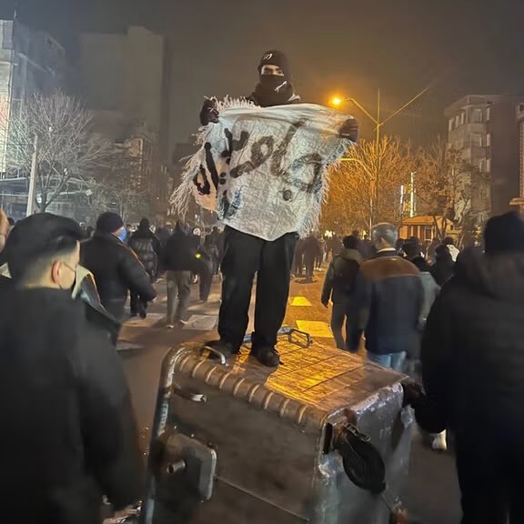 ۱۰۰ روز گذشت؛ ۱۰۰ روزی که با خون ۴۰ هزار قهرمان ثابت کرد فاتحه مماشات خوانده است و اصلاح‌طلبی تنها برای رژیم زمان می‌خرید. امروز شکاف عمیق درونی و درگیری علنی سپاه و دولت بر سر تنگه هرمز، نشان از فروپاشی قطعی ساختار آن‌ها دارد.
#KingRezaPahlavi‌ForIran
#انقلاب_شیروخورشید