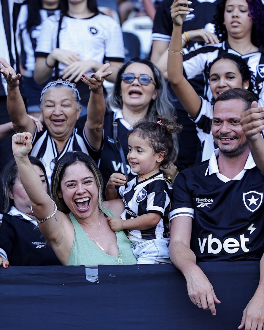 FERIADO EM #FAMÍLIABOTAFOGO 🫶🏾🏟️

Terça-feira é dia de fazer a diferença no Nilton Santos e jogar junto com o Fogão na Copa do Brasil! Acesse botafogo.com.br/ingresso e garanta o seu lugar na partida contra a Chapecoense! 🎫💪🏾 #VamosBOTAFOGO 

📸 Arthur Barreto/ BFR