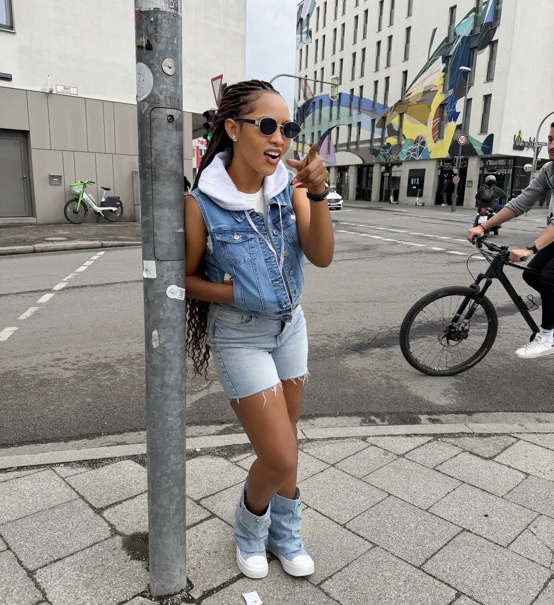 MatTeeBlogger's tweet photo. Ugandas größte Künstlerin, Spice Diana rockt die Straßen Deutschlands 🇩🇪

Temutegedde😀ŋambye nti Spice Diana ali Germany ajooga 🤣 https://t.co/o3x9L1YTyI