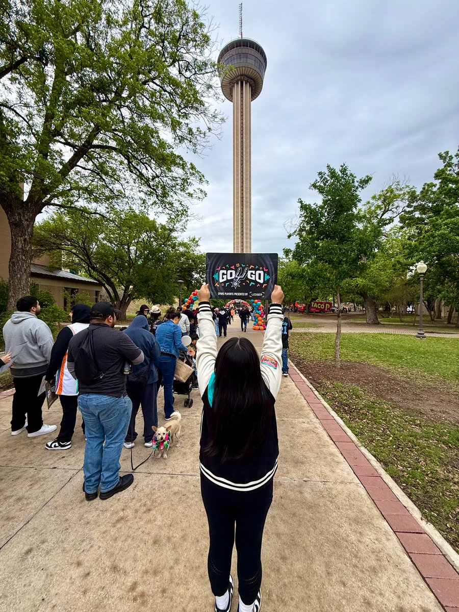 Been patiently waiting to feel this again!!!
Playoffs atmosphere🩵🩷🧡
#GoSpursGo #PorVida