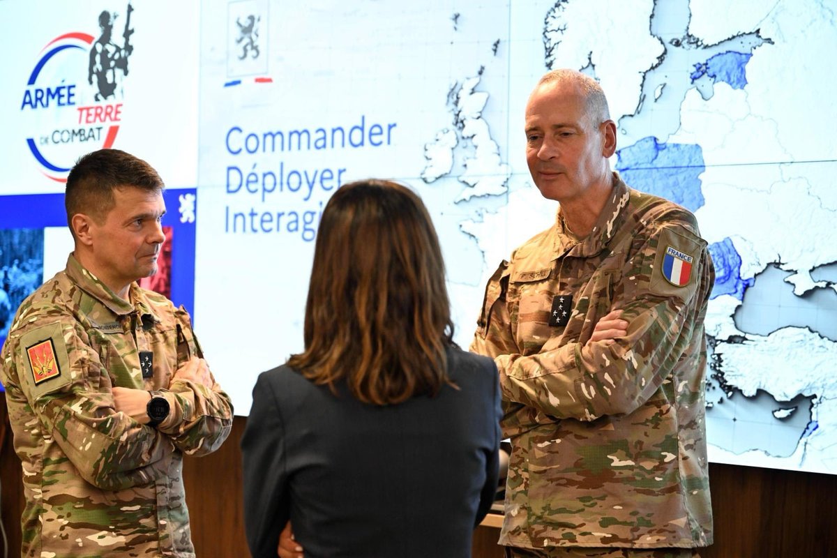 RufoAlice's tweet photo. Déplacement à Lille pour un brief opérationnel au sein du Commandement de la force et des opérations terrestres (CFOT), aux côtés du Général Pierre Schill @CEMAT_FR et du Général Philippe de Montenon.

Le CFOT est le centre de gravité opérationnel de l’@armeedeterre. 

En tant que pilier de l’efficacité opérationnelle, il a pour mission d’opérer, de générer et de transformer la force terrestre, garantissant ainsi sa capacité à répondre aux exigences des opérations actuelles et futures.

Situé à proximité des centres décisionnels de la défense et des instances nationales et internationales, comme l’OTAN, le CFOT assure un lien direct avec les grandes orientations stratégiques.