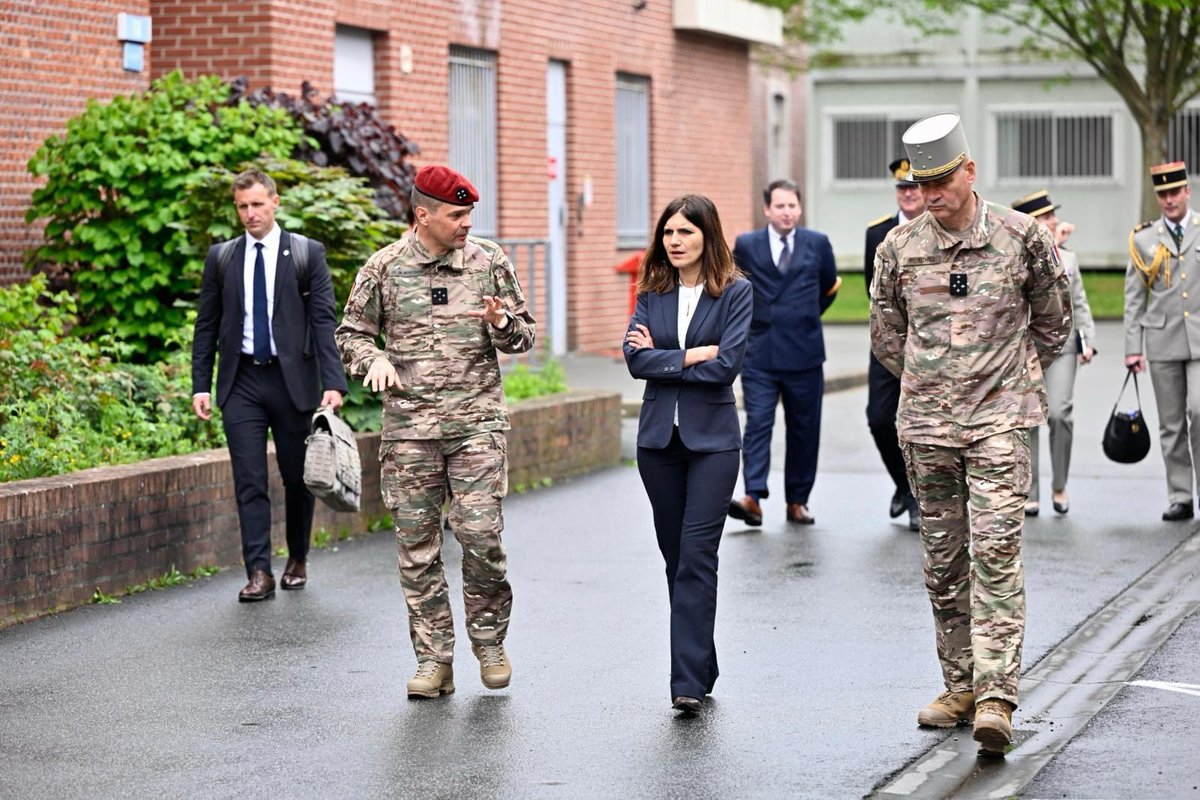 RufoAlice's tweet photo. Déplacement à Lille pour un brief opérationnel au sein du Commandement de la force et des opérations terrestres (CFOT), aux côtés du Général Pierre Schill @CEMAT_FR et du Général Philippe de Montenon.

Le CFOT est le centre de gravité opérationnel de l’@armeedeterre. 

En tant que pilier de l’efficacité opérationnelle, il a pour mission d’opérer, de générer et de transformer la force terrestre, garantissant ainsi sa capacité à répondre aux exigences des opérations actuelles et futures.

Situé à proximité des centres décisionnels de la défense et des instances nationales et internationales, comme l’OTAN, le CFOT assure un lien direct avec les grandes orientations stratégiques.