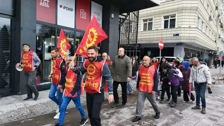 devyapi_is's tweet photo. Okullarda yaşanan şiddete karşı Kayseri Emek ve Demokrasi Platformu’nun düzenlediği açıklamaya katıldık.

"Okullarımızı şiddete teslim etmeyeceğiz!" https://t.co/XAKy2855Hh