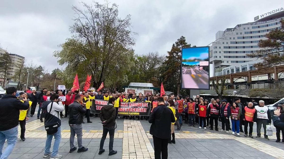devyapi_is's tweet photo. Okullarda yaşanan şiddete karşı Kayseri Emek ve Demokrasi Platformu’nun düzenlediği açıklamaya katıldık.

"Okullarımızı şiddete teslim etmeyeceğiz!" https://t.co/XAKy2855Hh