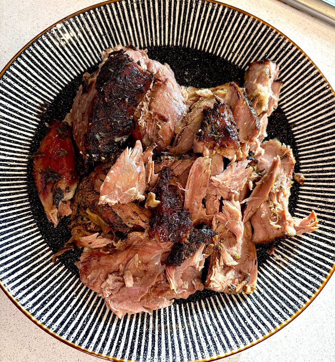 shallotandfood's tweet image. Sunday roast dinner. Garlic and rosemary lamb leg, roast potatoes, Yorkshire pudding, pigs in blankets, honey roasted carrots and asparagus, lamb gravy and mint sauce.🤎