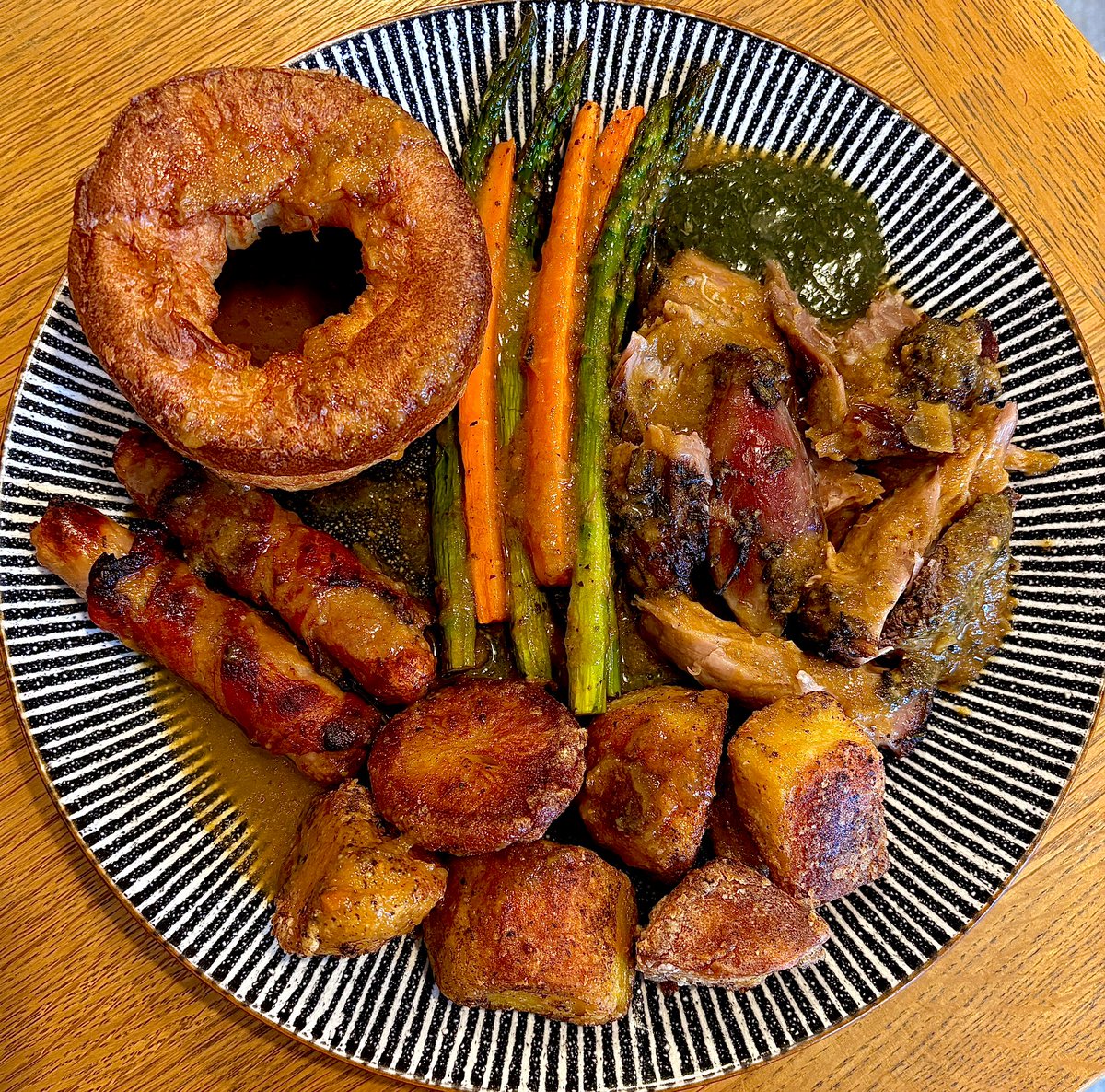 shallotandfood's tweet image. Sunday roast dinner. Garlic and rosemary lamb leg, roast potatoes, Yorkshire pudding, pigs in blankets, honey roasted carrots and asparagus, lamb gravy and mint sauce.🤎