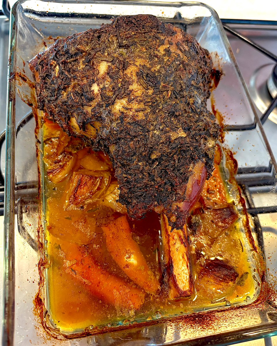 shallotandfood's tweet image. Sunday roast dinner. Garlic and rosemary lamb leg, roast potatoes, Yorkshire pudding, pigs in blankets, honey roasted carrots and asparagus, lamb gravy and mint sauce.🤎