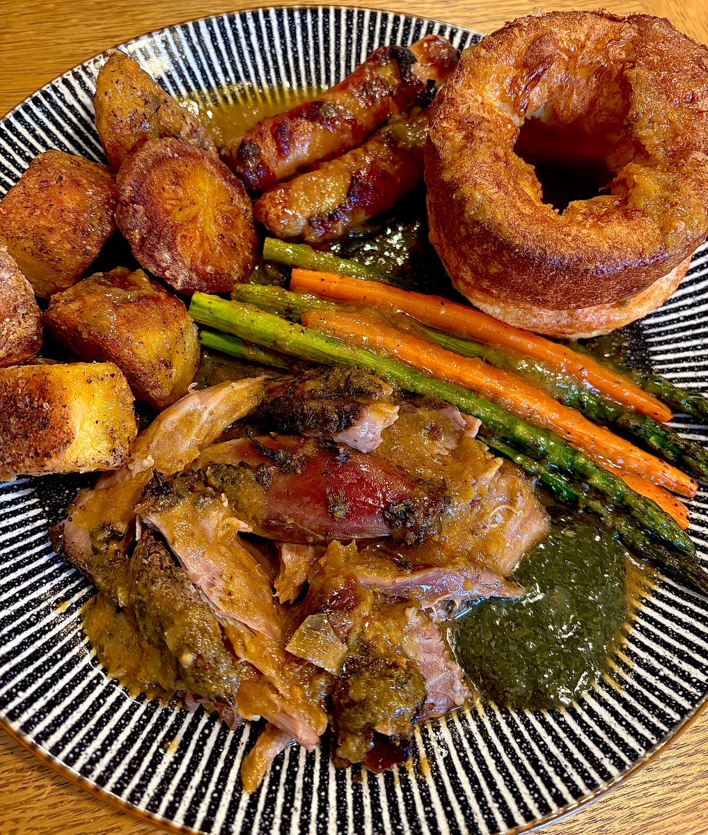 shallotandfood's tweet image. Sunday roast dinner. Garlic and rosemary lamb leg, roast potatoes, Yorkshire pudding, pigs in blankets, honey roasted carrots and asparagus, lamb gravy and mint sauce.🤎