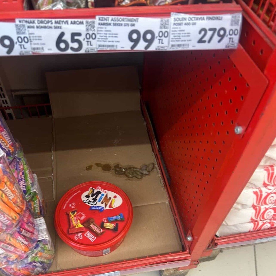 Bu görüntüler bugün bir takipçimiz tarafından Yıldız Holding'e ait Şok marketlerde çekildi.
Defalarca kez kedilerin kol gezdiği reyonlarda bu kez doğal olarak (!) bıraktıkları dışkılar böyle tespit edildi. 
Şimdi insan sağlığını tehdit eden bu durum cezasız mı kalacak?
@tctarim