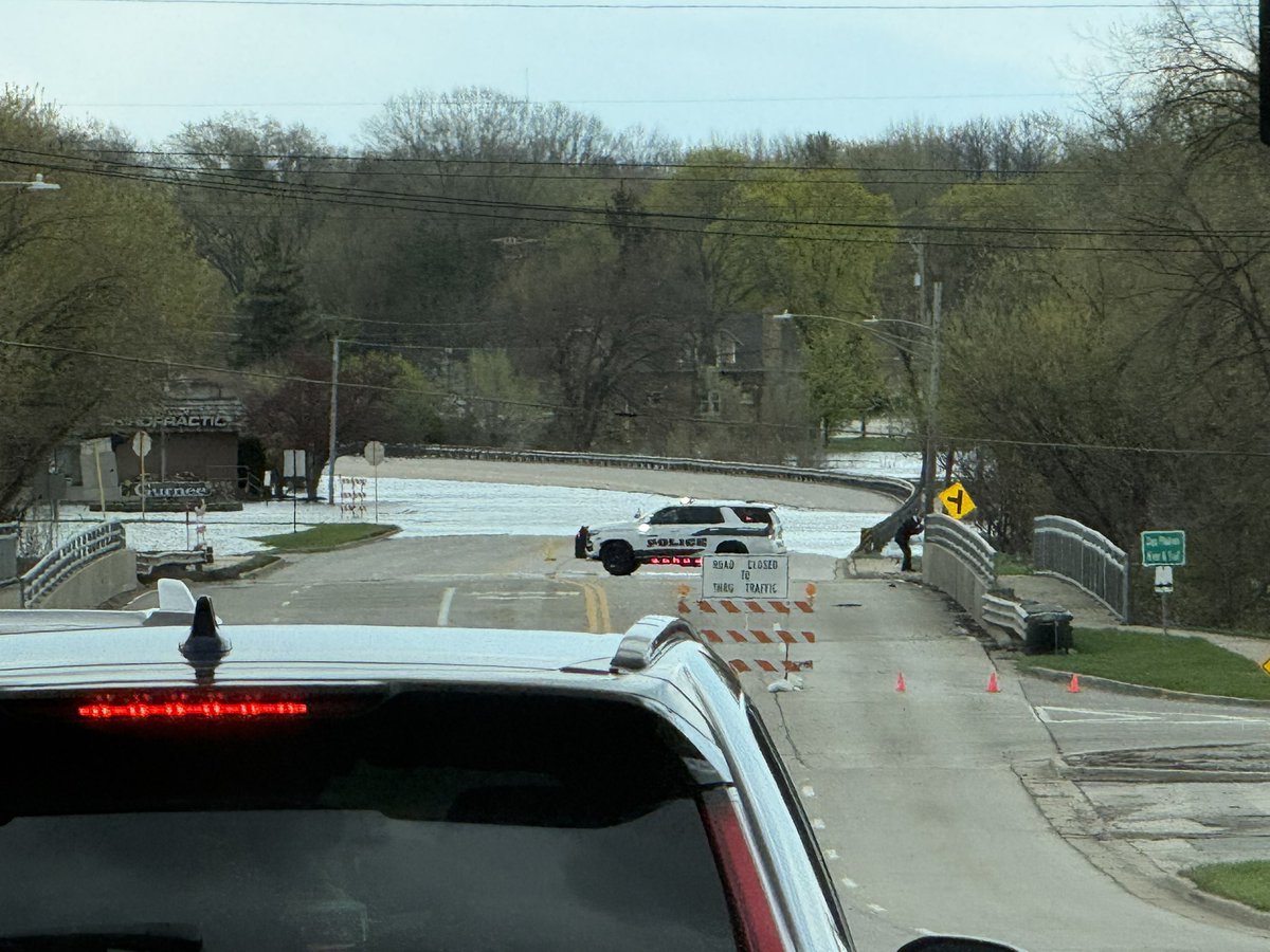 Heads up! Grand Avenue is shut down about a quarter mile east of Route 21 in Gurnee. Looks like the river spilled over onto the road. #breaking #gurnee #flooding <a href="/LMCScanner/">Lake & McHenry County Scanner</a>