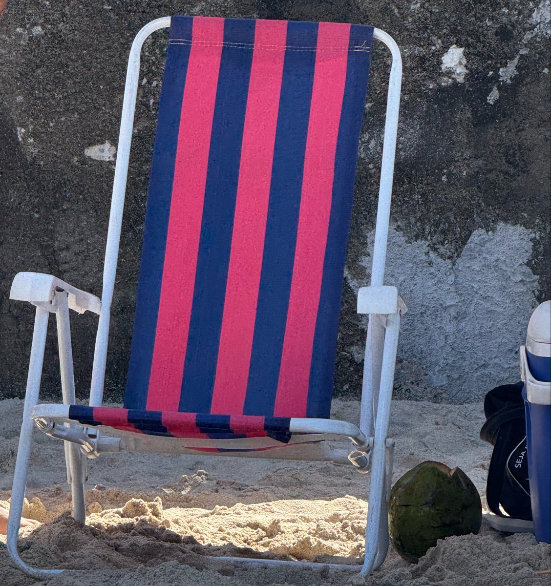 dua lipa escreve deus com d minúsculo e vira cadeira de praia em guarujá sp