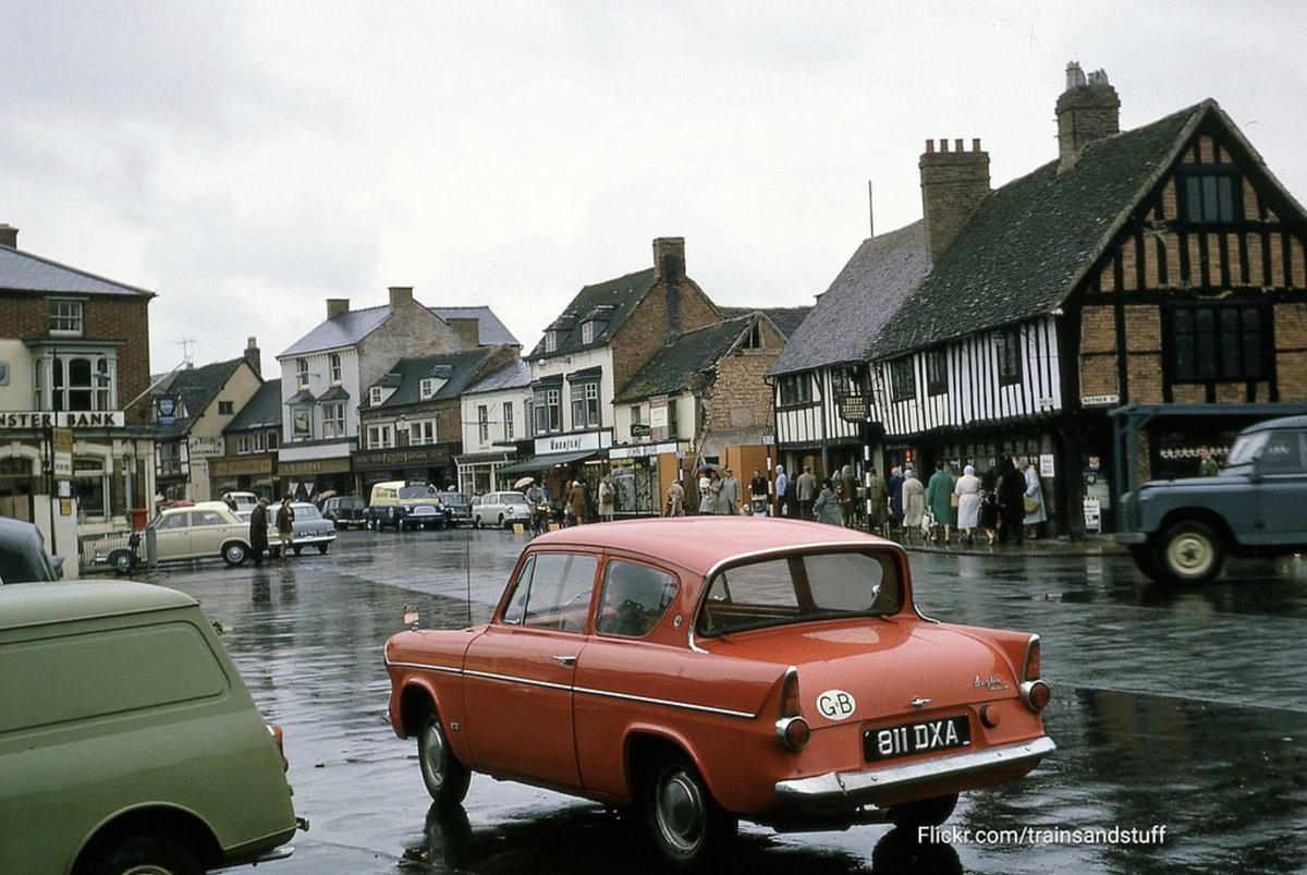 bo66ie29's tweet image. A burst of colour as a Ford Anglia drives through the historic streets of Stratford upon Avon in 1965.