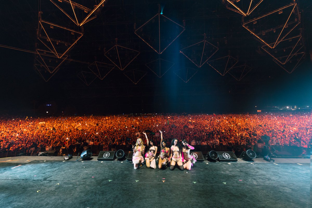 KATSEYE via Instagram:

“EYEKONS, vocês arrasaram no KATCHELLA!! 🩷 ainda estamos sentindo a adrenalina de poder compartilhar esses momentos com vocês, toda essa experiência foi tão surreal!! obrigada por tornarem as últimas semanas tão especiais, amamos vocês infinitamente 💫”