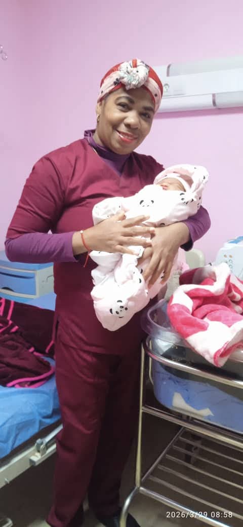 lpenastgo's tweet photo. ¡UNA NUEVA VIDA EN EL DESIERTO ARGELINO!!! Y es que,
gracias a la intervención experta de la Dra. Cs Naiffi Hierrezuelo, lo que pudo ser una tragedia se transformó en milagro.  Hoy, madre e hija se encuentran sanas en su hogar.
@suniel_johnson 
@direccion_cuba 
@DPS_Santiago https://t.co/GBEGV0I1si