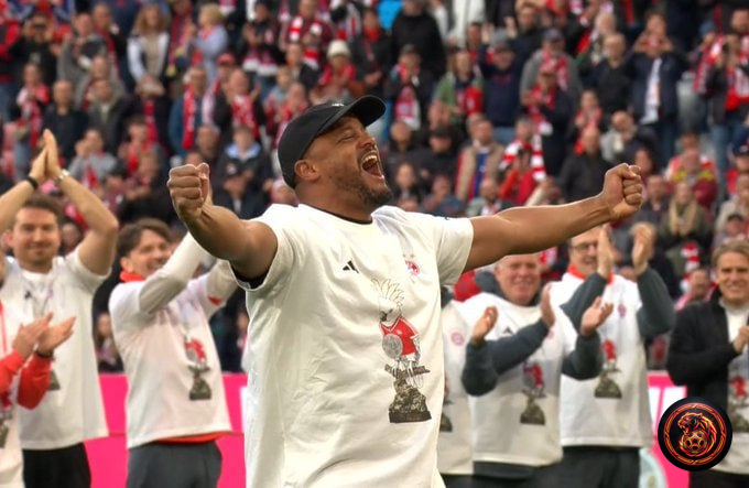 FootballGoalFC's tweet image. 🚨 𝗘𝗫𝗖𝗟𝗨𝗦𝗜𝗩𝗘  
It’s MAGNIFICENT to see Vincent Kompany smiling and celebrating this title! 😁🏆 

What a moment for the game! Could he be the best manager in the league right now? 👇  
#Kompany #Football #ManagerMagic