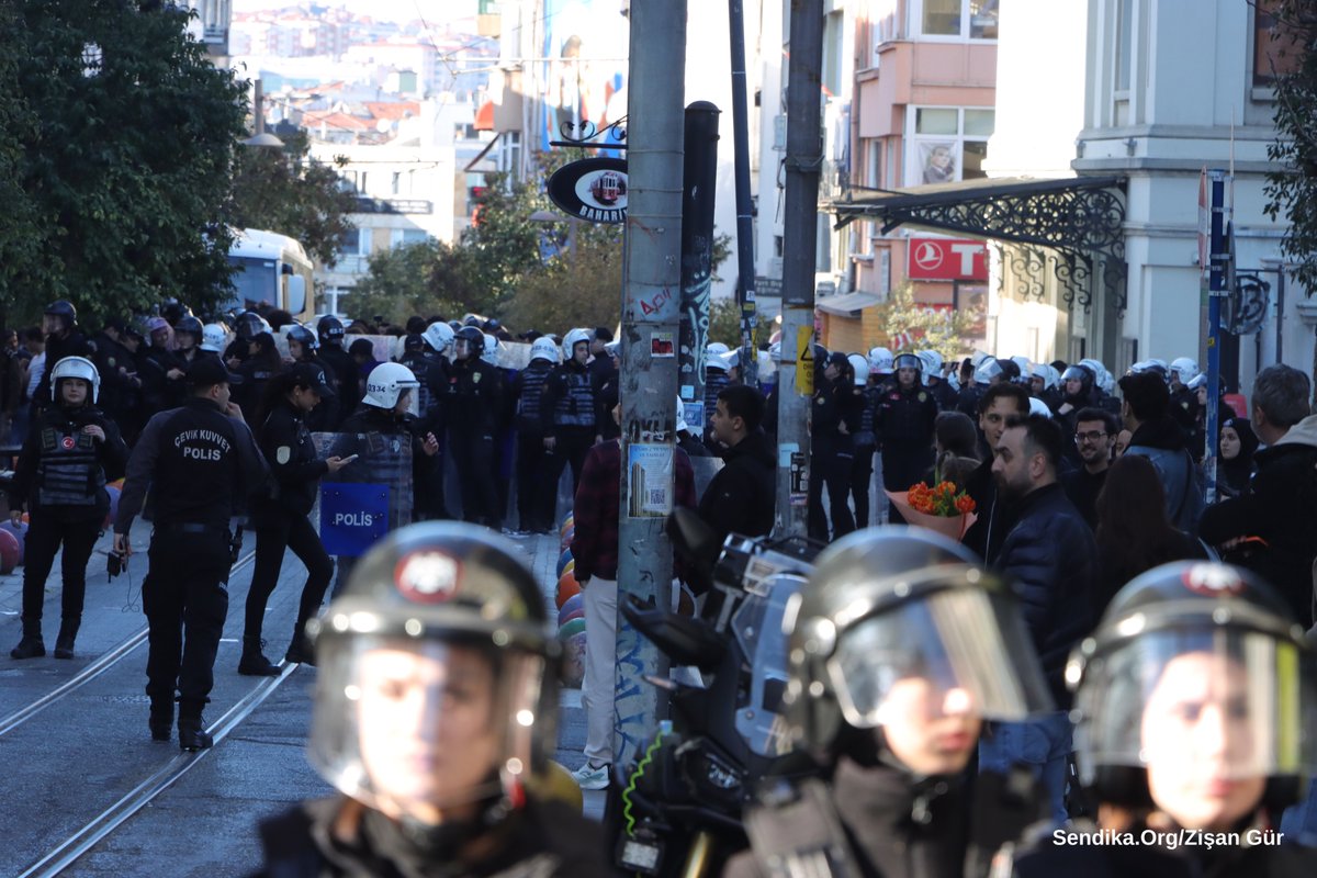 sendika_org's tweet photo. İstanbul'da devlet marifetiyle katledilen İlayda Zorlu için yürümek isteyen ve gözaltına alınan 50'den fazla eylemci, sağlık kontrolü için Bayrampaşa Devlet Hastanesi'ne getirildi

Eylemciler, Vatan Caddesi'ndeki İstanbul Emniyeti'ne götürülecek https://t.co/snihx6aBIC