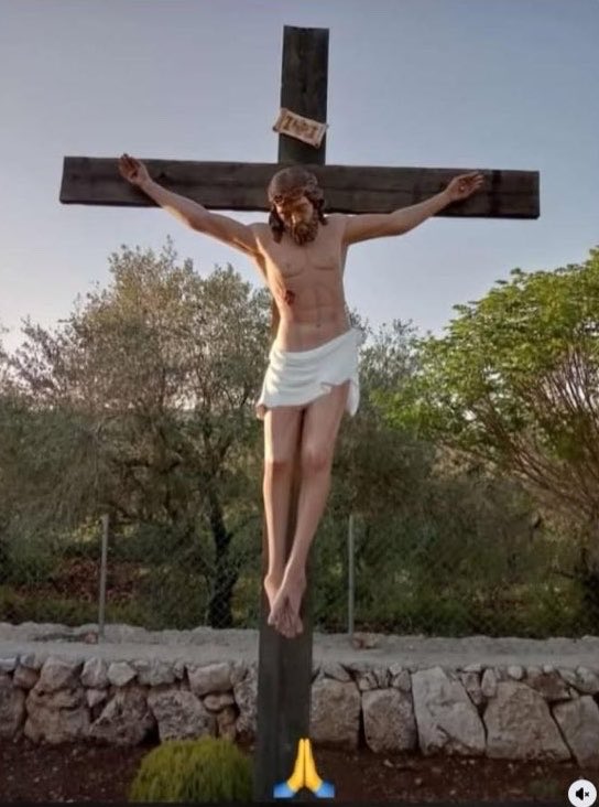 🇱🇧🇮🇱Image shows an Israeli soldier smashing the head of a Jesus Christ statue in Southern Lebanon.

The second image shows the statue before it was smashed.

Source: <a href="/ytirawi/">Younis Tirawi | يونس</a>