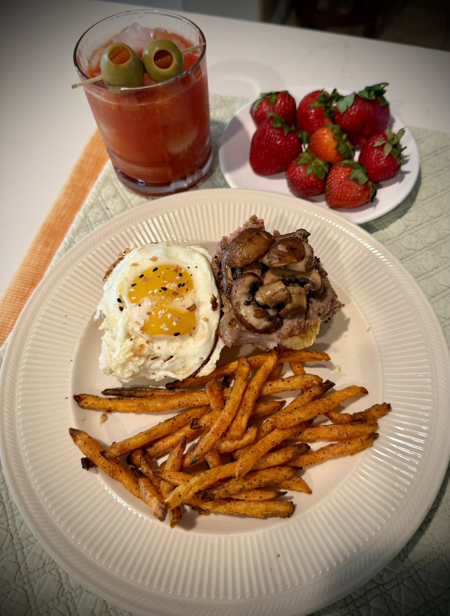 mlzema's tweet image. #TwitterSupperClub
#SundayBrunch Clean Out The Fridge Edition!

Steak &amp;amp; Eggs Slider w/T-Bone Steak, Sautéed Mushrooms, Avocado, and a Sunny-Side-Up Egg on a toasted Brioche Bun
Sweet Potato Fries
Fresh Strawberries 
Bloody Mary