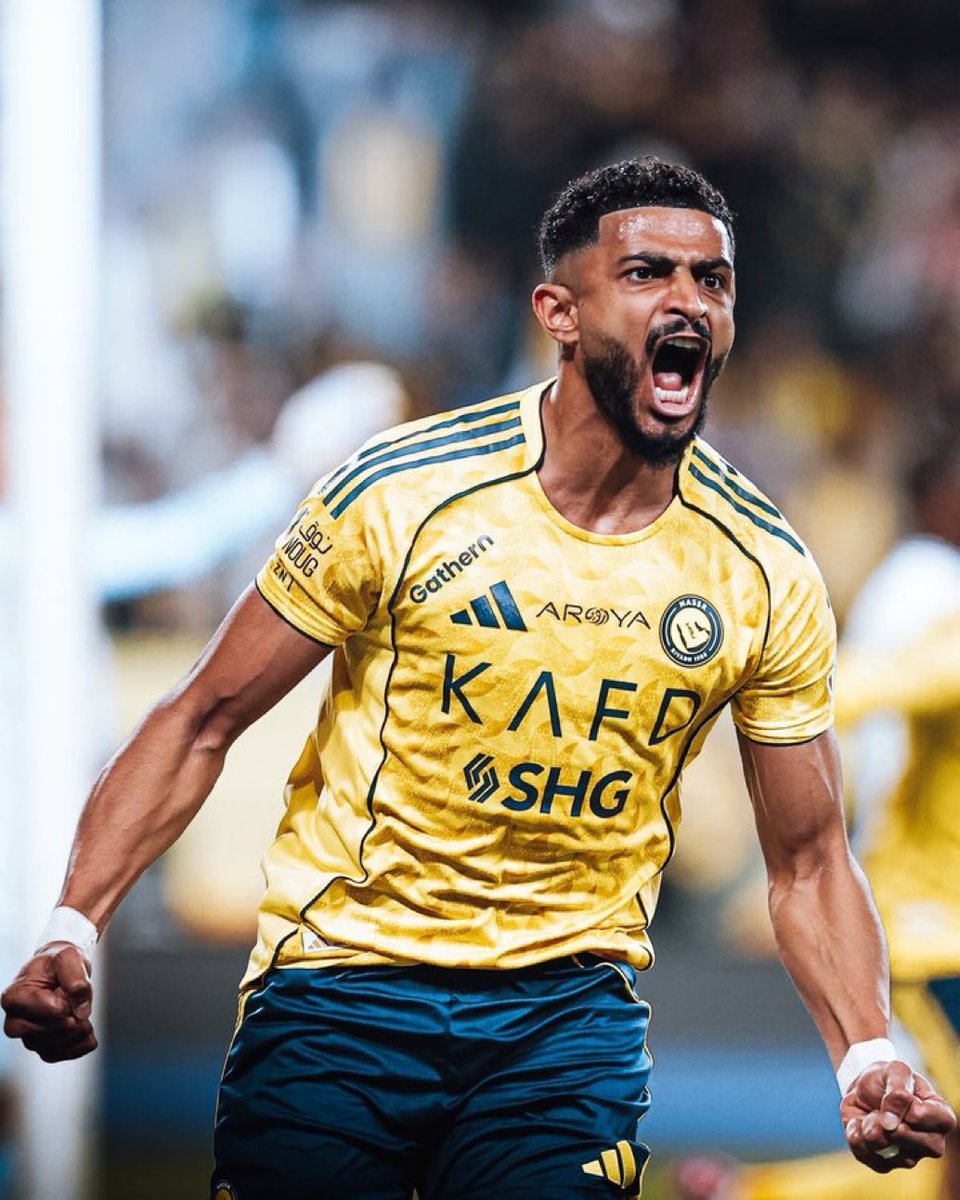 حين مُنح الثقة، وعاد للمشاركة، الأسد العمري، سجّل حضور لافت ليس بالشق الدفاعي وحسب بل والتأثير الهجومي بالتسجيل من الكرات الهوائية.

النسخة الأفضل لأفضل مدافع سعودي بلا منازع