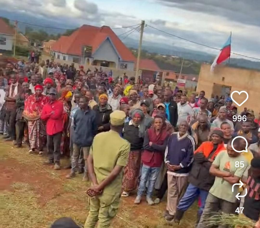 Emanuel37705243's tweet photo. Huu ni mkutano wa Chadema uliofanyika Karatu siku ya leo,,  Tumeanza mashambulizi kama hivi 👇👇👇

"Walioua ni Polisi sasa wanachunguza nini?" 
@Welwel Mwenyekiti wa Chadema Jimbo la Karatu. https://t.co/TtRpP4MtQL