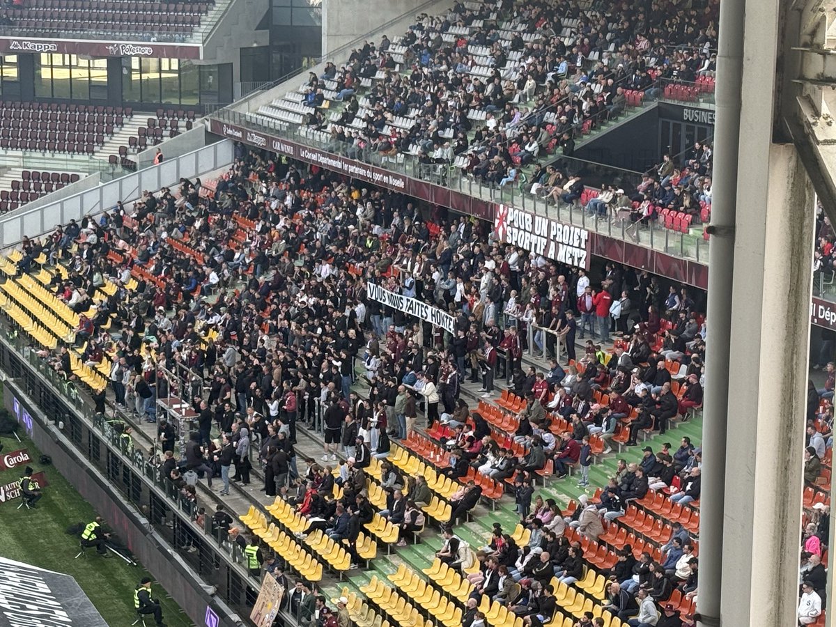 voinconmc's tweet image. Nous étions présents ce soir au stade pour soutenir notre club du @FCMetz face à @ParisFC 
3 buts encaissés, un résultat pour Metz qui jouera logiquement en L2 !
Les supporters sont désabusés, la fracture est bien réelle. 
#metz
#FCMPFC