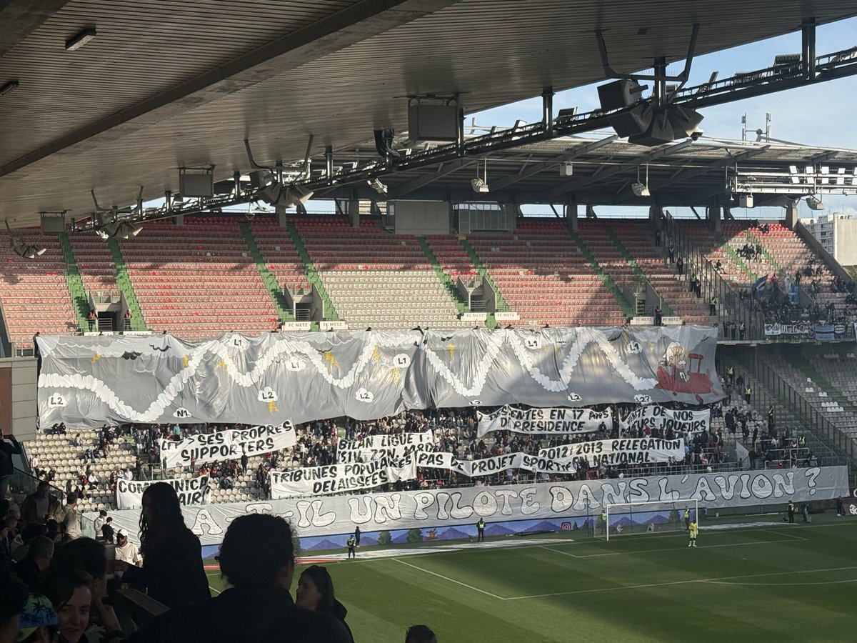 voinconmc's tweet image. Nous étions présents ce soir au stade pour soutenir notre club du @FCMetz face à @ParisFC 
3 buts encaissés, un résultat pour Metz qui jouera logiquement en L2 !
Les supporters sont désabusés, la fracture est bien réelle. 
#metz
#FCMPFC
